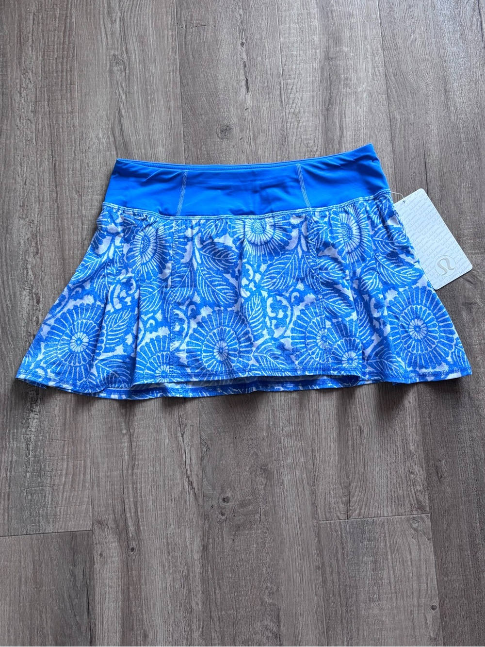 Lululemon Run: In The Sun Skirt in Beachy Floral White Porcelaine / Porcelaine
